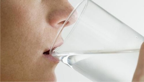 bere molta acqua favorisce la diuresi e aiuta a combattere le infezioni urinarie
