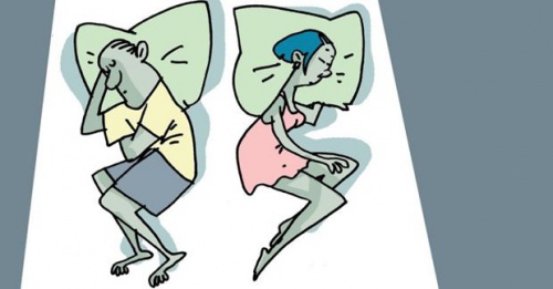 Coppia dorme senza contatto