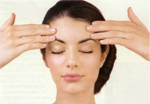 Esercizi facciali per tonificare il viso e ridurre le rughe