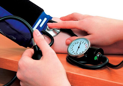 Molteplici sono le cause e i sintomi della pressione sanguigna bassa e alta