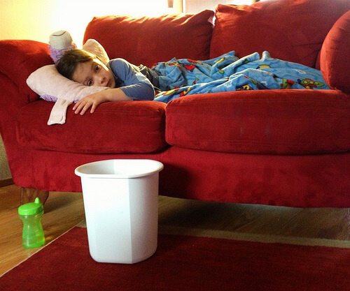 Bambino malato sdraiato sul divano