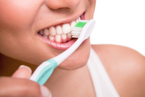 Spazzolare i denti
