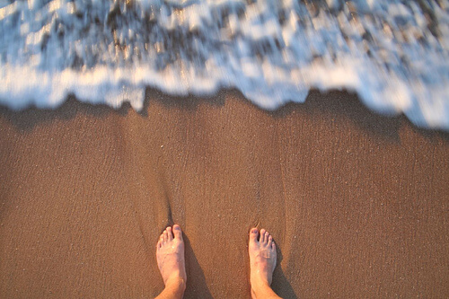 piedi sulla spiaggia