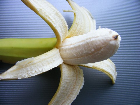 sbiancare i denti con la buccia di banana