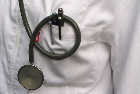 Medico con camice e stetoscopio