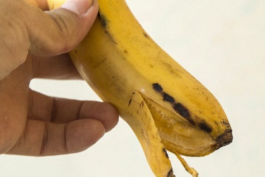 Sbiancare i denti con la buccia di banana