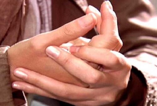 Scrocchiarsi le dita può essere un’abitudine pericolosa?