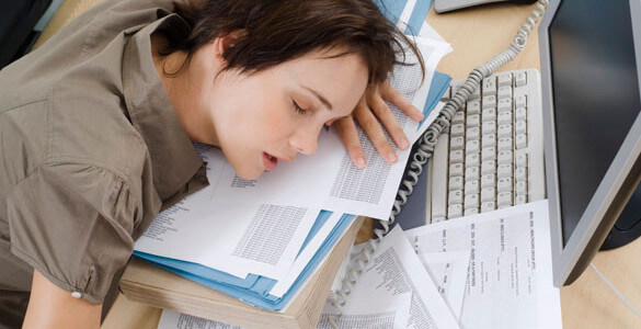 ragazza addormentata sui libri