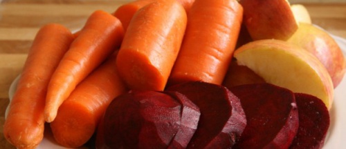 Il succo di barbabietola, mela e carota fa bene perché aiuta a depurare l'organismo