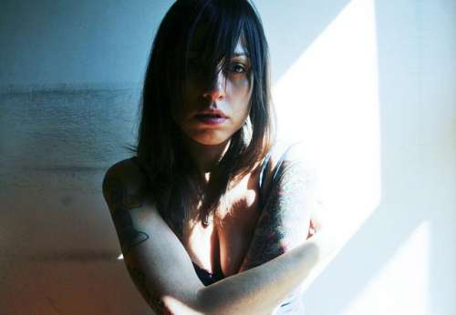 donna dal volto preoccupato