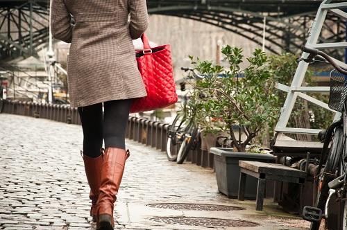 Ragazza cammina per strada