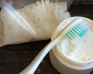 Come fare un dentifricio rimineralizzante per i vostri denti