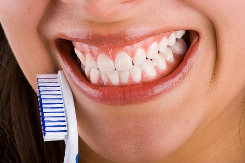 denti forti con dentifricio rimineralizzante