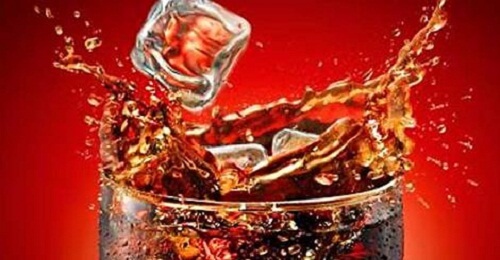 Bere coca cola: ecco cosa provoca al corpo