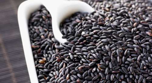 il riso nero è uno dei cereali più ricchi di antiossidanti e minerali