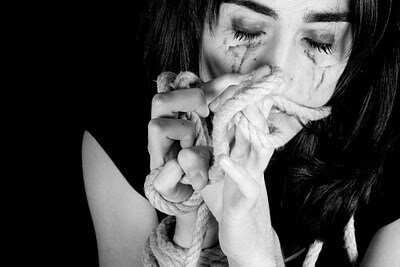 donna incatenata dal passato