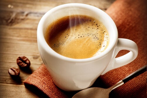 Bere caffè per frenare l’appetito: realtà o mito?