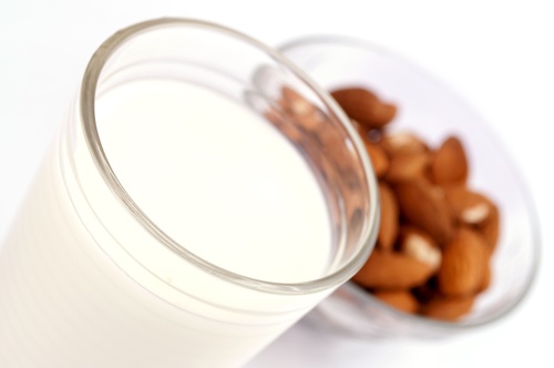 Bicchiere con latte di mandorla e mandorle