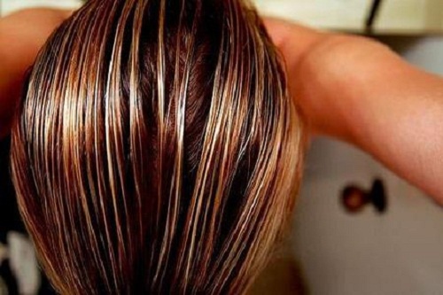 trucchi per schiarire i capelli con la camomilla