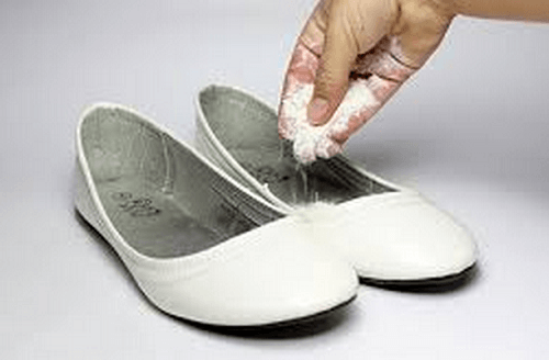 Eliminare il cattivo odore dalle scarpe: 7 trucchi efficaci