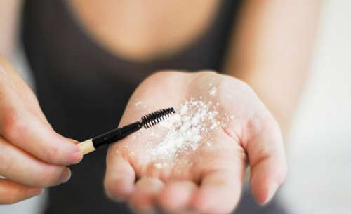 borotalco e spazzolino del mascara per ciglia più folte