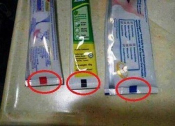 Cosa sono i quadrati colorati dei tubetti del dentifricio?
