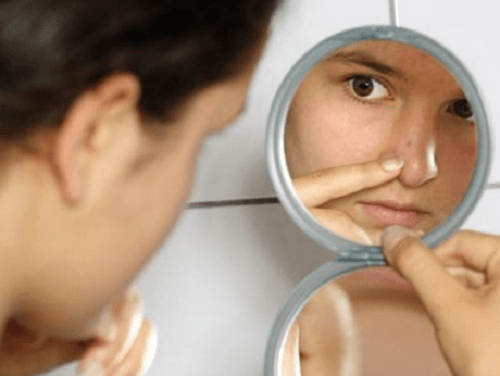 Un cubetto di ghiaccio aiuta a prevenire l'acne