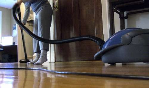 Donna che usa l'aspirapolvere