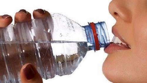 Fa bene bere l’acqua in bottiglie di plastica?