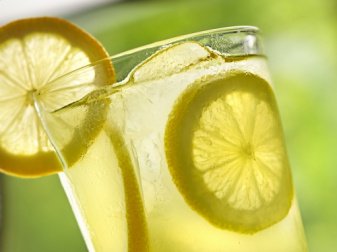 Acqua tiepida e limone