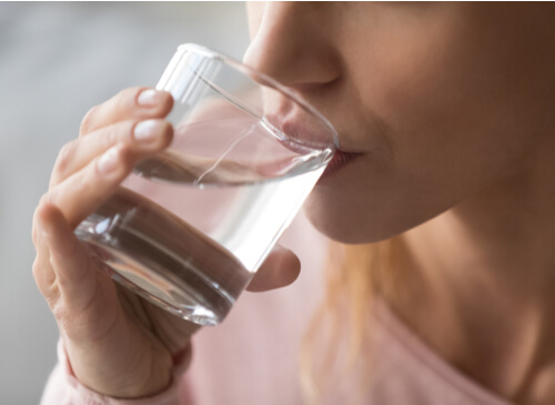 Bere acqua durante i pasti fa bene o male?