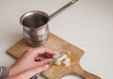 Tagliare la cipolla senza piangere coi giusti trucchi