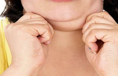 Ridurre il doppio mento: 3 metodi per tonificare il collo