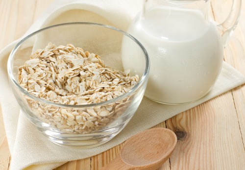 tazza con fiocchi di avena e caraffa di latte