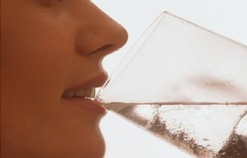 Bere acqua fredda dopo i pasti: è pericoloso?