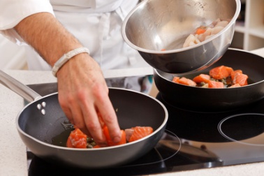 Perché bisognerebbe fare a meno di plastica e Teflon in cucina?