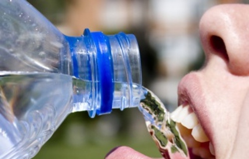 donna che beve acqua da bottiglia