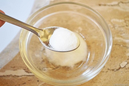 cucchiaino con bicarbonato di sodio