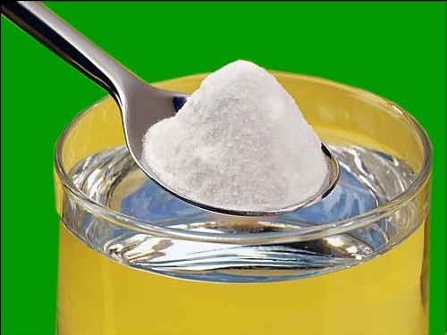 Cucchiaio di bicarbonato di sodio e acqua