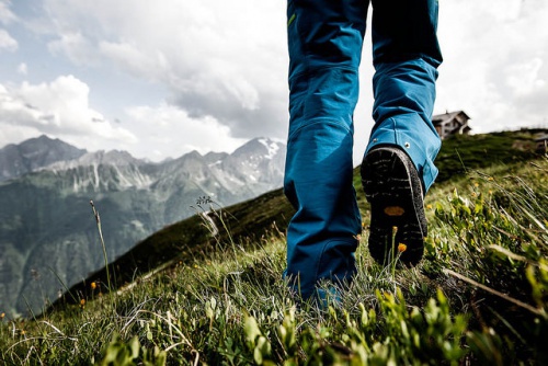 Uomo cammina in montagna