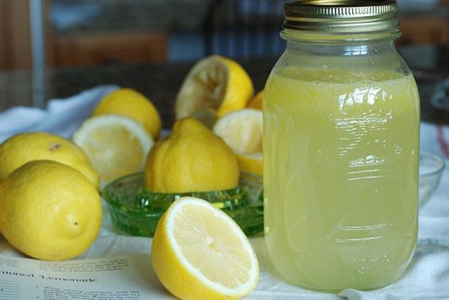 acqua tiepida e limone aiutano a iniziare bene la giornata