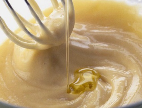 Maionese e olio d'oliva sono due efficaci rimedi naturali per capelli danneggiati