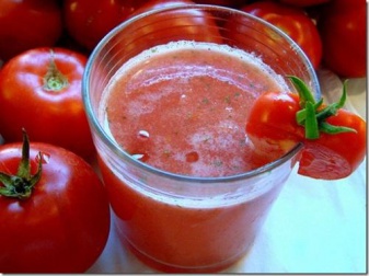 Succo di pomodoro: i benefici di berlo la mattina