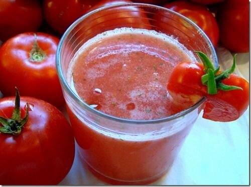 Succo di pomodoro: i benefici di berlo la mattina
