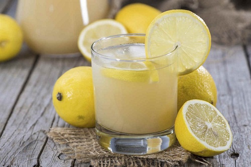 Il succo di limone aiuta a combattere la pelle flaccida