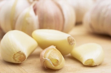 Mangiare aglio a stomaco vuoto fa bene?