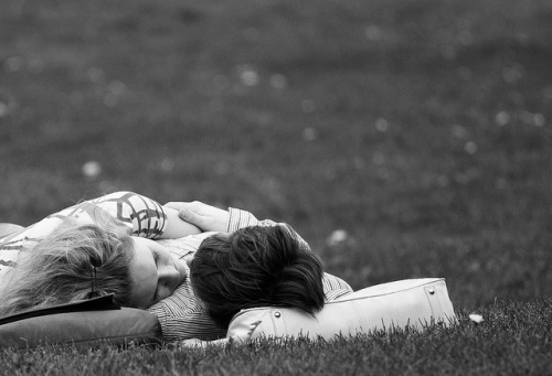 coppia sdraiata sull'erba