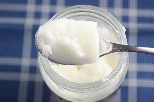 L'olio di cocco è un ottimo rimedio naturale per i capelli danneggiati