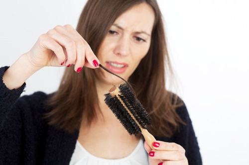molte donne soffrono di caduta di capelli a causa dello stress