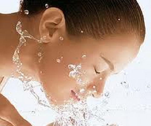 Pelle sana bevendo acqua a digiuno